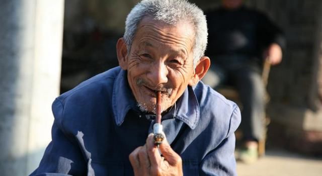 孩子过生日爷爷奶奶不送礼物,姥姥拿出礼物后