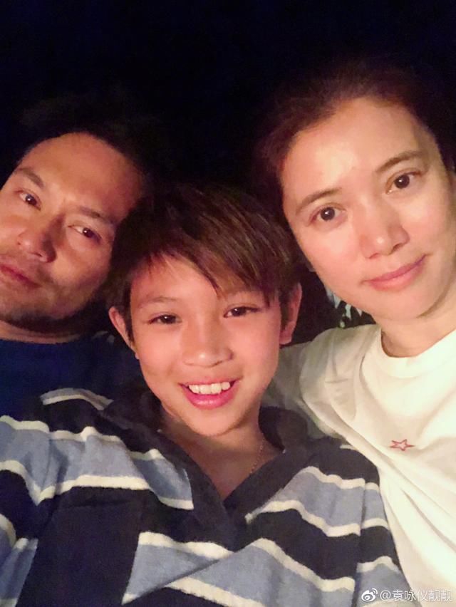 袁咏仪12岁儿子张慕童又帅了,网友:小伙子瘦得