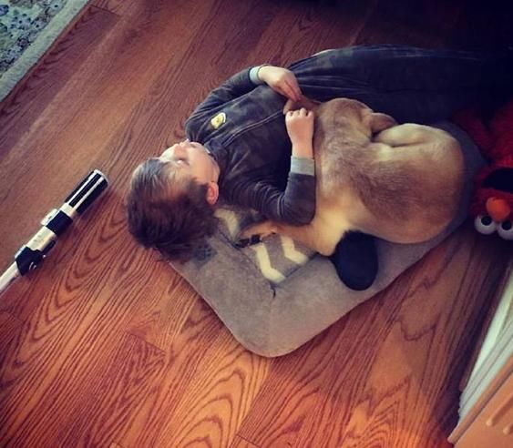 严重自闭症男孩一个不经意的举动,让身后的妈