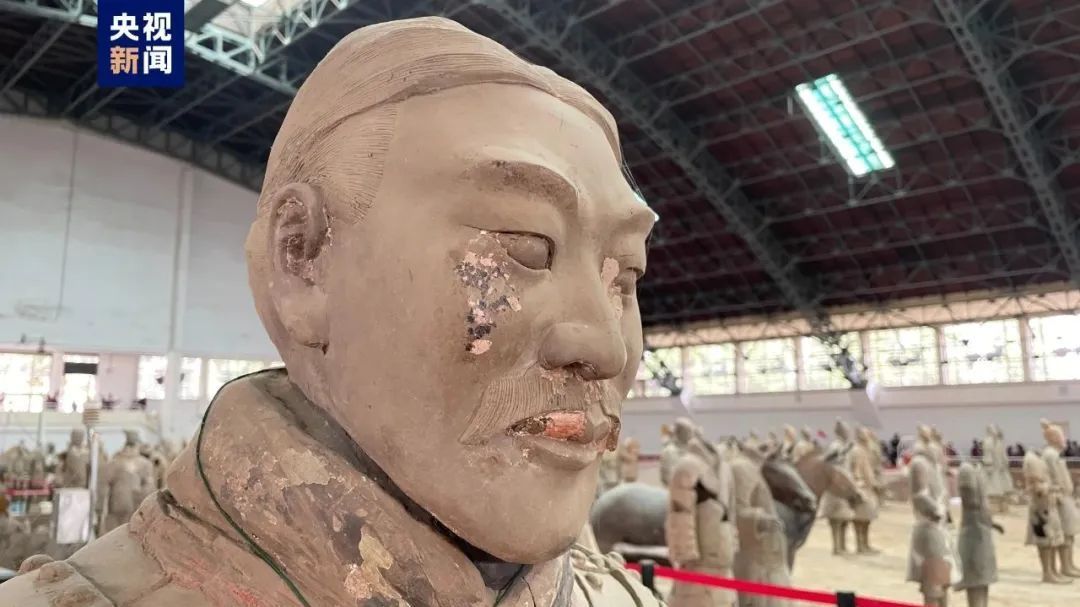 千古谜题破解了!一号坑佩剑秦俑揭开《荆轲刺秦王》“王负剑”疑团→ 千古谜题破解了!一号坑佩剑秦俑揭开《荆轲刺秦王》“王负剑”疑团→