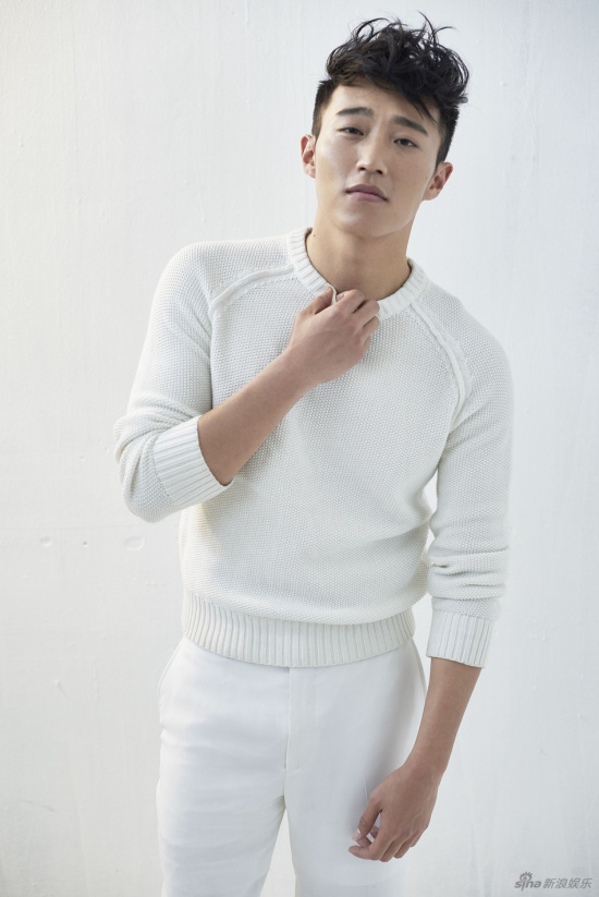 组图:王森白衣写真笑容迷人率性洒脱