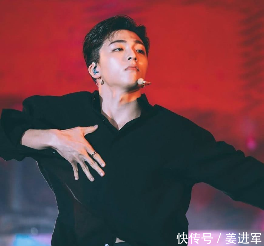 9人团的见面会,朱正廷穿睡衣陈立农秀腹肌,网