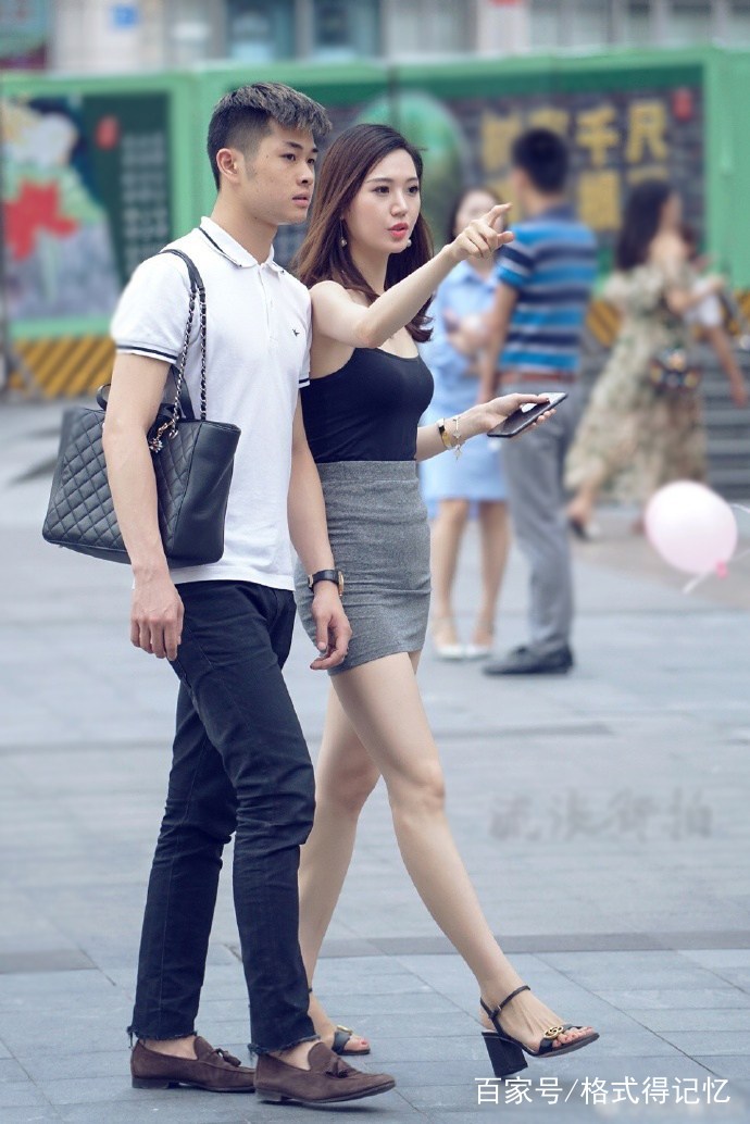 街拍:香肩美女,一字肩的服装感觉要滑落了