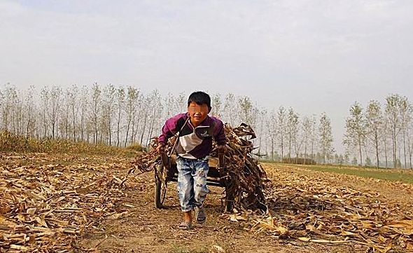 亲戚借钱都被拒,门口突然来辆豪车,全家红了眼