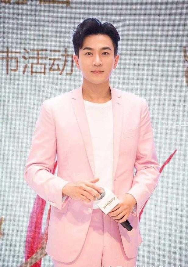 吴奇隆刘恺威穿红西装亮相 网友:杨幂眼光比刘