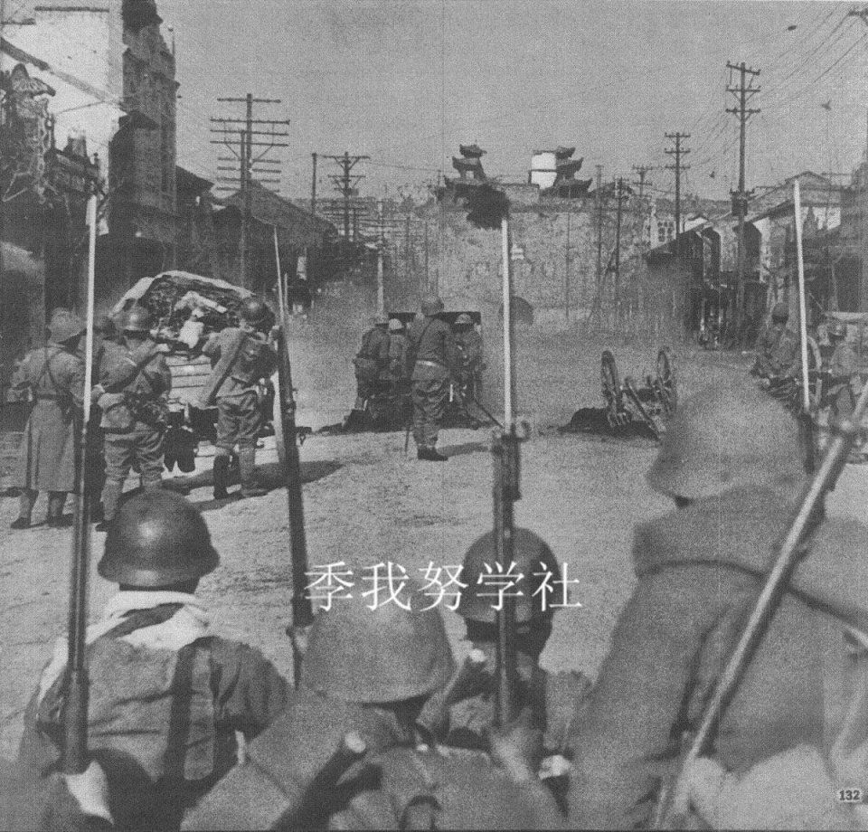 南京大屠杀照片:日军坦克冲进南京城 中国同胞