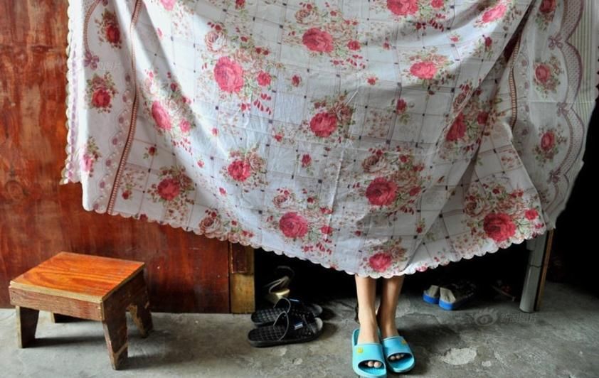 农村女孩家境不好辍学独自在工厂打工赚钱