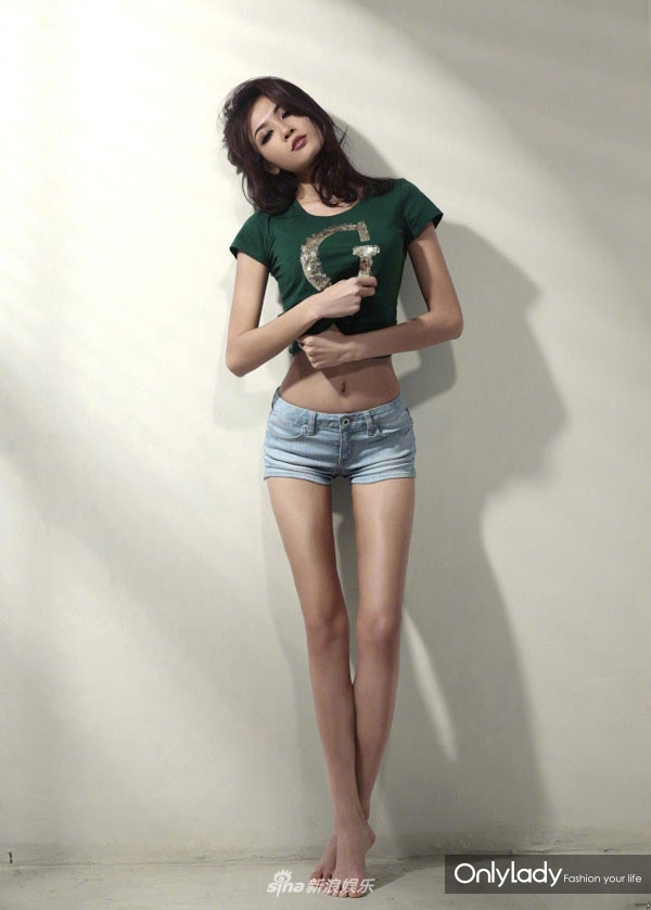 张蓝心新照大秀美腿 各种姿势魅惑撩人(图)_北京时间