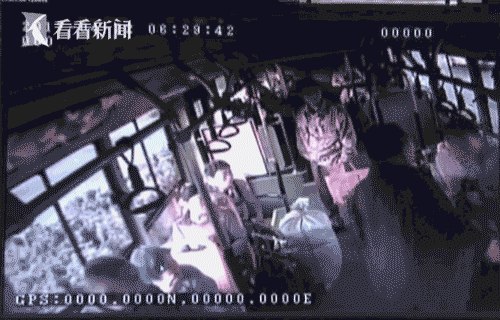 公交遇“仇人” 俩老大爷互掐脖子开撕 公交遇“仇人” 俩老大爷互掐脖子开撕