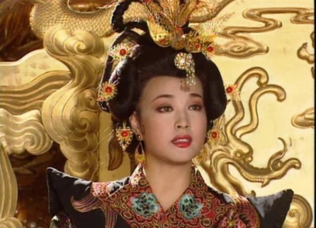 刘晓庆45岁还有婴儿肥,化妆师金手指大开,显嫩