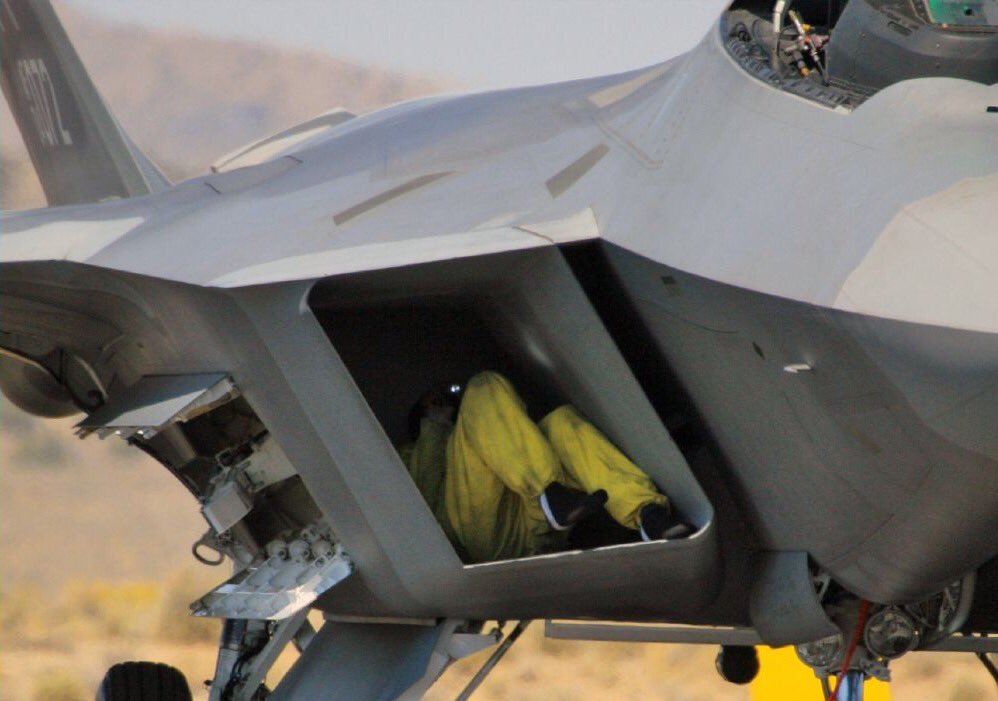 深入检查!美地勤钻f22进气道维护 只露双脚