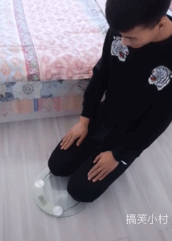 搞笑gif图:有一种比跪键盘跪榴莲更残暴的惩罚,那就是跪体重计