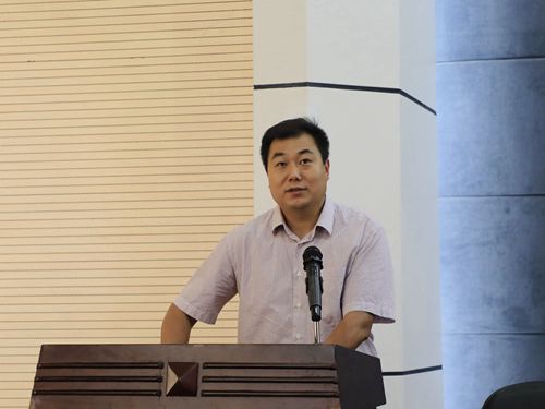 柳州市教育局副局长潘旭阳发表讲话