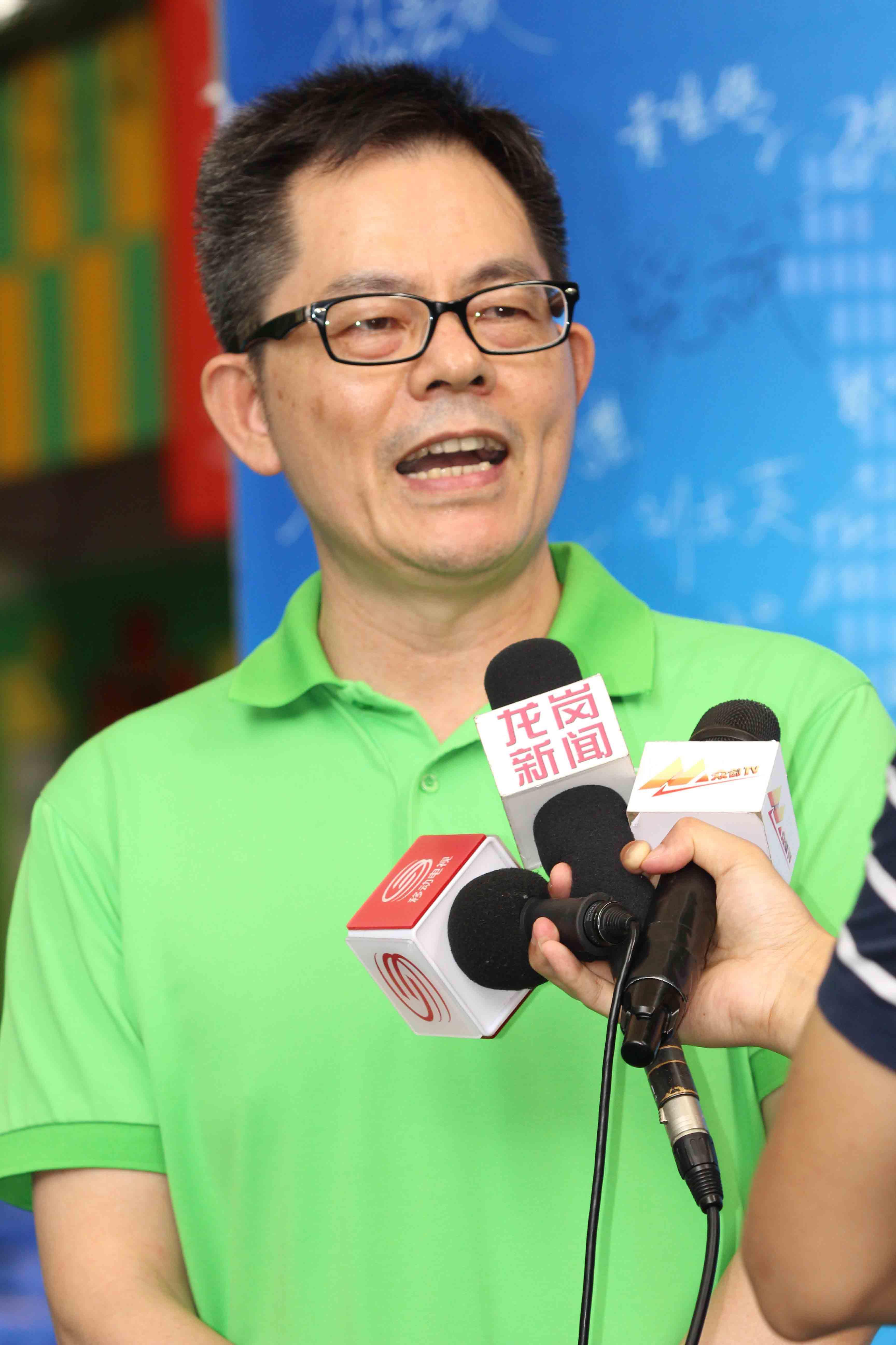 图为乔丰科技副总经理何海林接受媒体采访