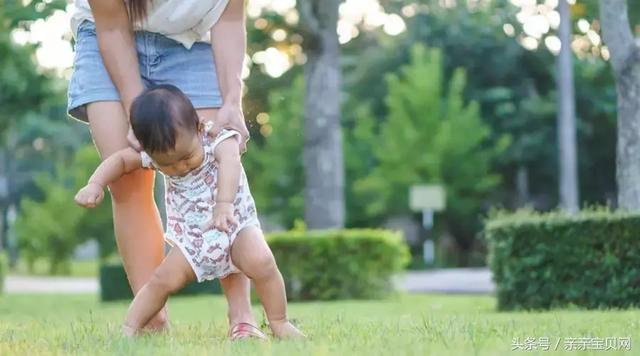 牵着宝宝学走路？原来这么多年我们都做错了