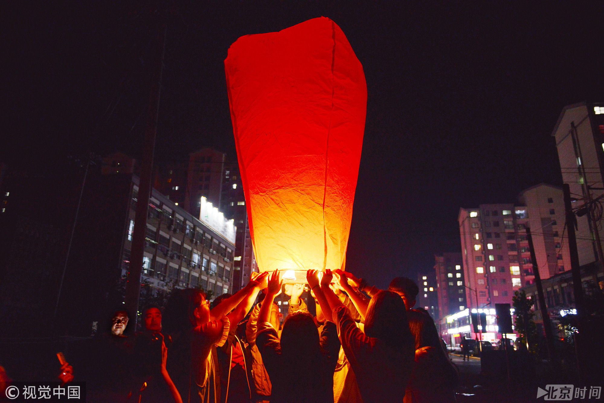 随着高考进入倒计时，每一位考生也都在努力复习之余，为自己祈福加油。图/视觉中国