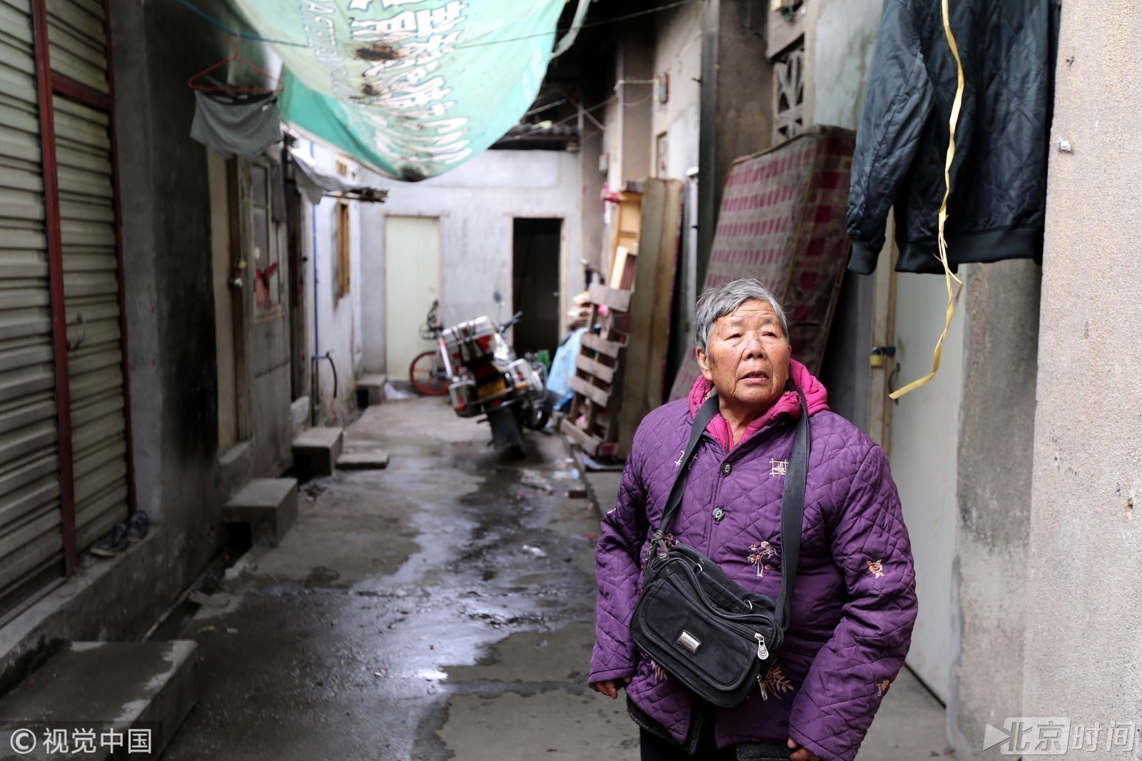 成都76岁婆婆蹬三轮抚养弃婴17年 孩子第一次挣钱想给她买双手套