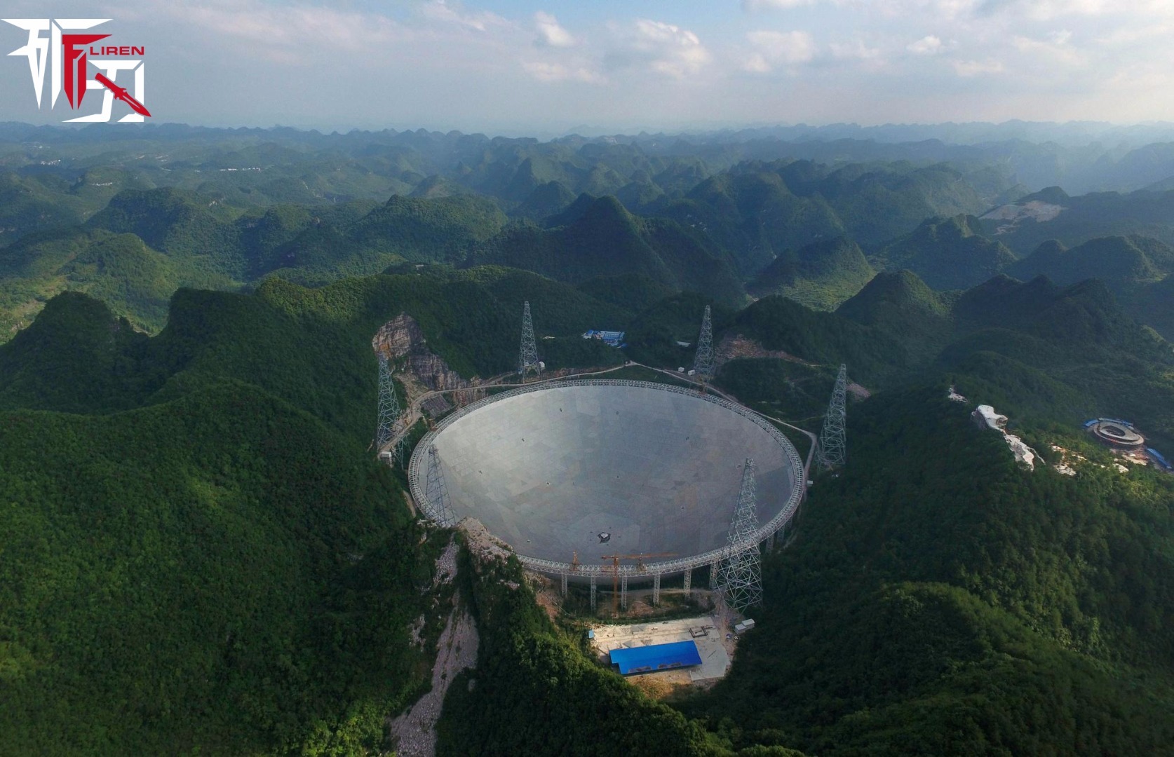 1、中国射电望远镜：9月25日，国家重大科技基础设施500米口径球面射电望远镜在贵州省黔南布依族苗族自治州平塘县落成启用。 它是由4000多块反射面板组成的半径500米球反射面，总面积约25万平方米，相当于30个足球场的大小。