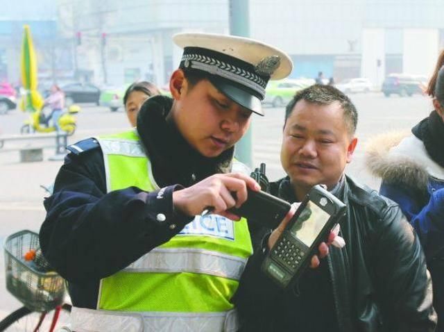 开车时常见交警拿相机拍照,他们在拍啥?这3种