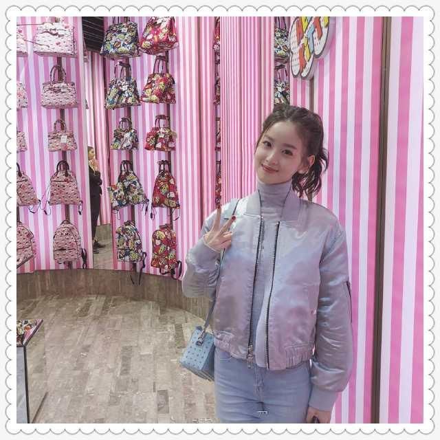 章泽天黑色羽绒服穿出少女感,网友:太美了吧!