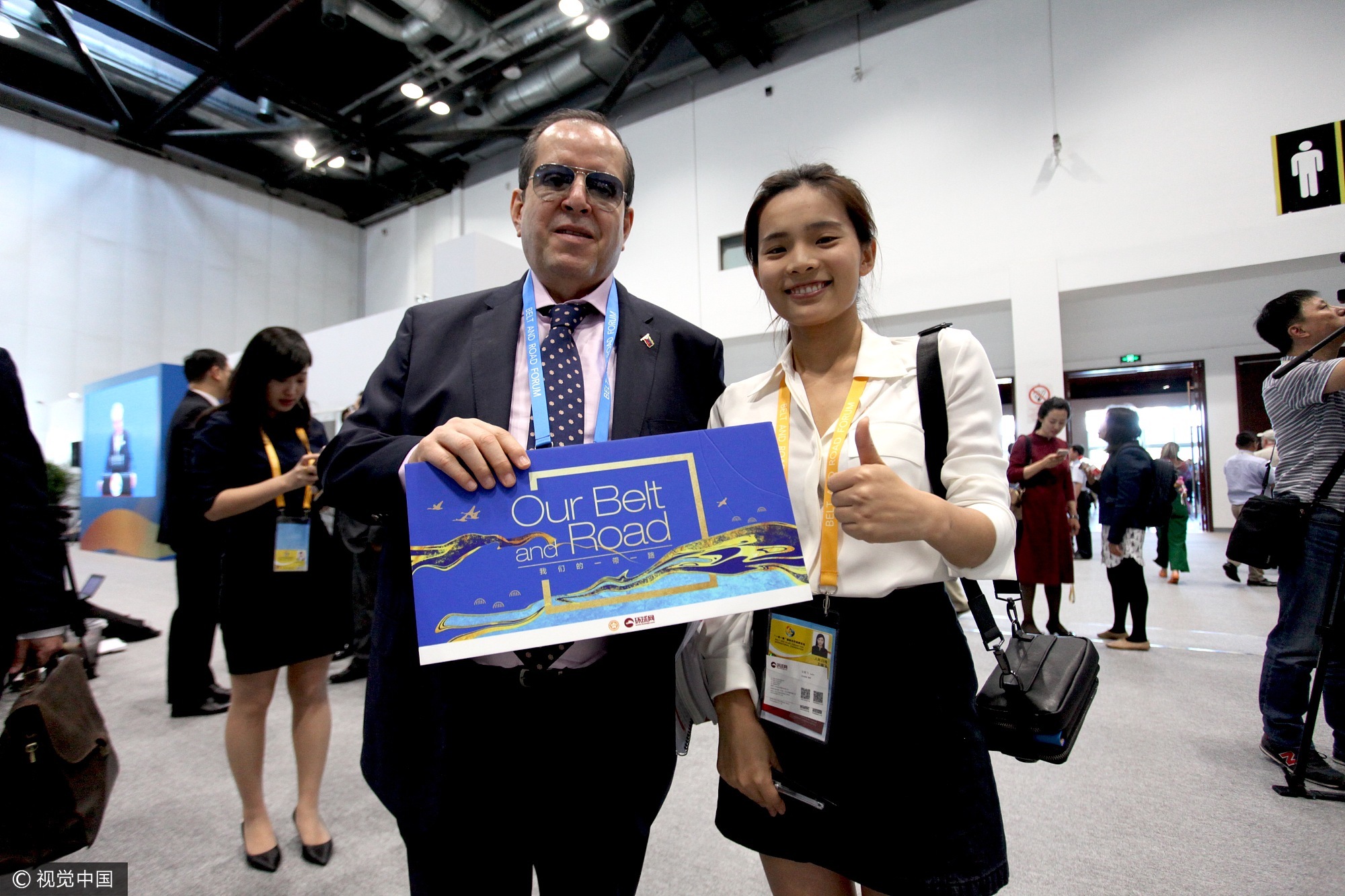 2017年5月14日上午,北京,“一带一路”国际合作高峰论坛开幕。“一带一路”国际合作高峰论坛现场,埃及与会官员接受国内外记者采访。