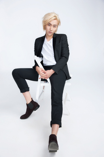 伦思博与张予曦推联名设计款春装 焕发时尚新生机