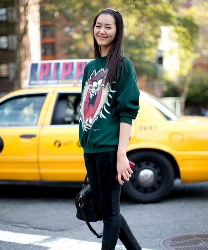 绿色上衣配什么颜色的裤子 2017流行色告诉你怎么穿才时尚 绿色上衣配什么颜色的裤子 2017流行色告诉你怎么穿才时尚