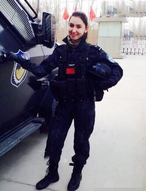 新疆美女特警。