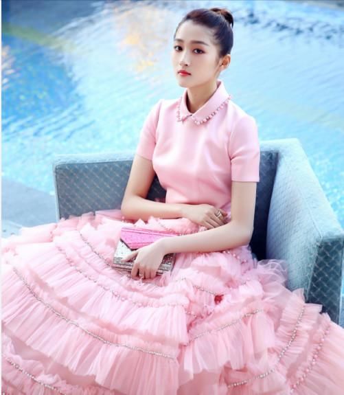 关晓彤穿粉色长裙被网友吐槽太土,快学学范冰