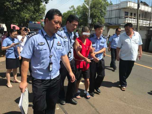 嫌犯在新昌指认现场.