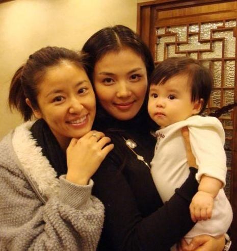 林心如晒女儿照片气质犹在,网友表示:女儿长得