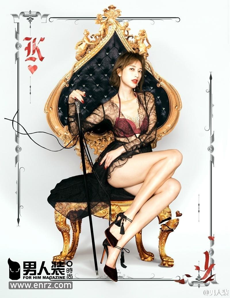 只见张俪身穿黑色透视衣，上围丰满，性感爆表。