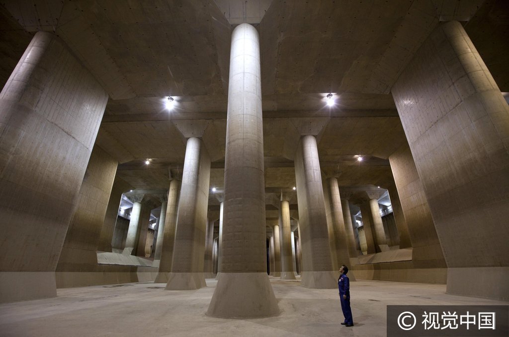 当地时间2012年11月21日，日本春日部，探访日本都会地下排水分洪工程。日本土地基建、交通旅游部的城市外河上游截流工程负责人小宫山隆展示都会地下河道排水分洪系统。这个被称作“地下神庙”的地方用于在洪水发生时保护首都东京，同时也是世界上最大的排水系统之一。