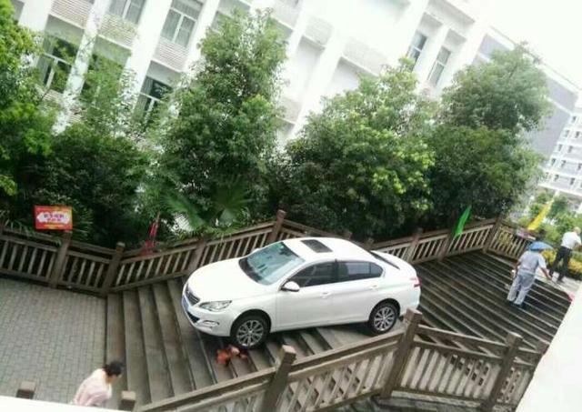 这件事发生在重庆一所建筑类的高校里面，很多人都猜测这辆车的司机是迷路了，也有部分人猜测司机是为了抄近路，但不得不让人佩服这个车技能在楼梯上行走。