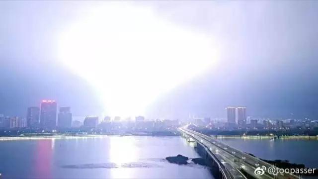 黑夜瞬间被照亮!福州20分钟打了128次雷 黑夜瞬间被照亮!福州20分钟打了128次雷
