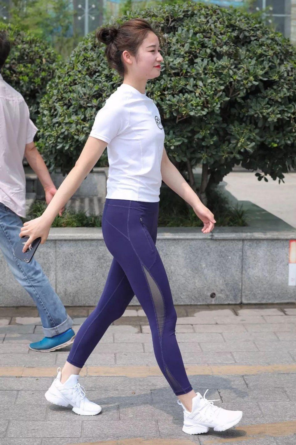 街拍:健身会所的私人教练,估计聘请费用很高