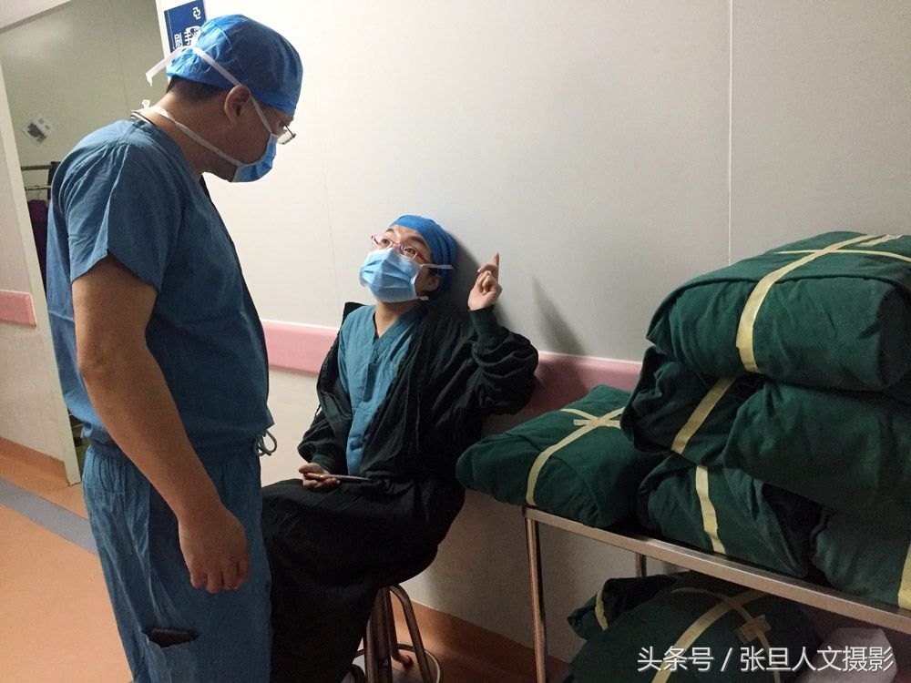 跟骨科主任在手术室给患者做手术 感受到医生