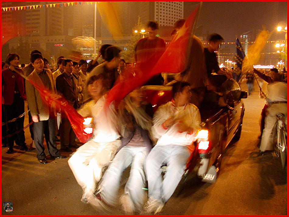 国足第一次打进世界杯的欢庆场面,我们多想再