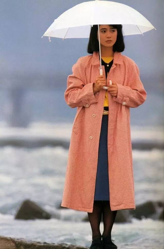 红色格纹的风衣在现在并不常见,但是安田成美的搭配也是美出了新的