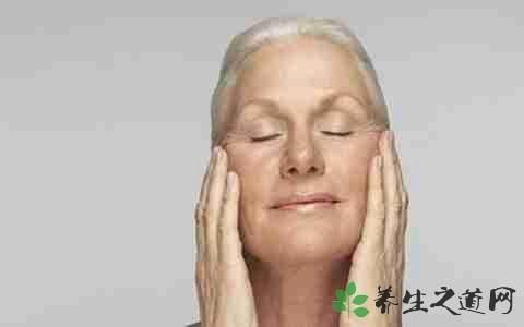 老年人脸上长黑斑怎么办