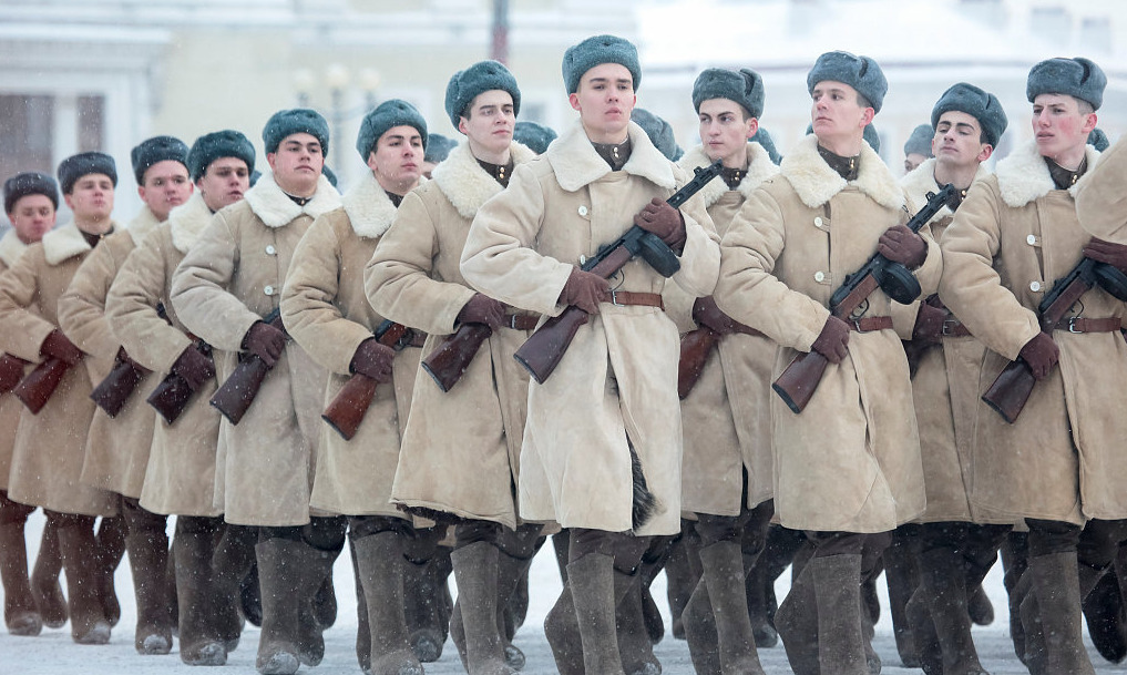 俄阅兵仪式再现二战装备