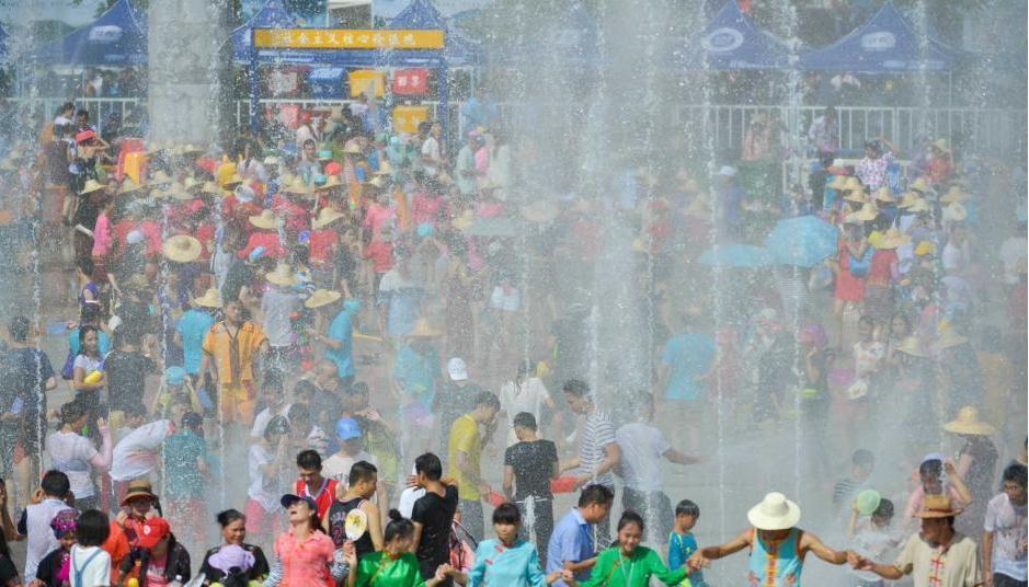 主会场有取圣水仪式、大型民族歌舞晚会、嬉水节开幕式、琼台海峡两岸少数民族文化交流等12项活动。分会场有房产促销活动、迎圣水祈福仪式、踏瀑戏水等8项活动。