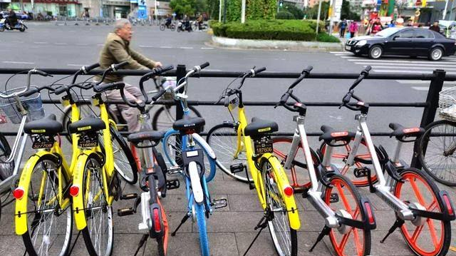 老人强占共享单车:停我家门口就是我的