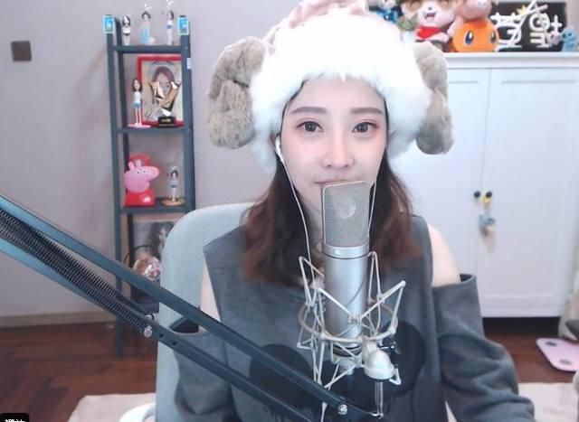 斗鱼冯提莫开始直播吃鸡,瞬间300万人气斗鱼超