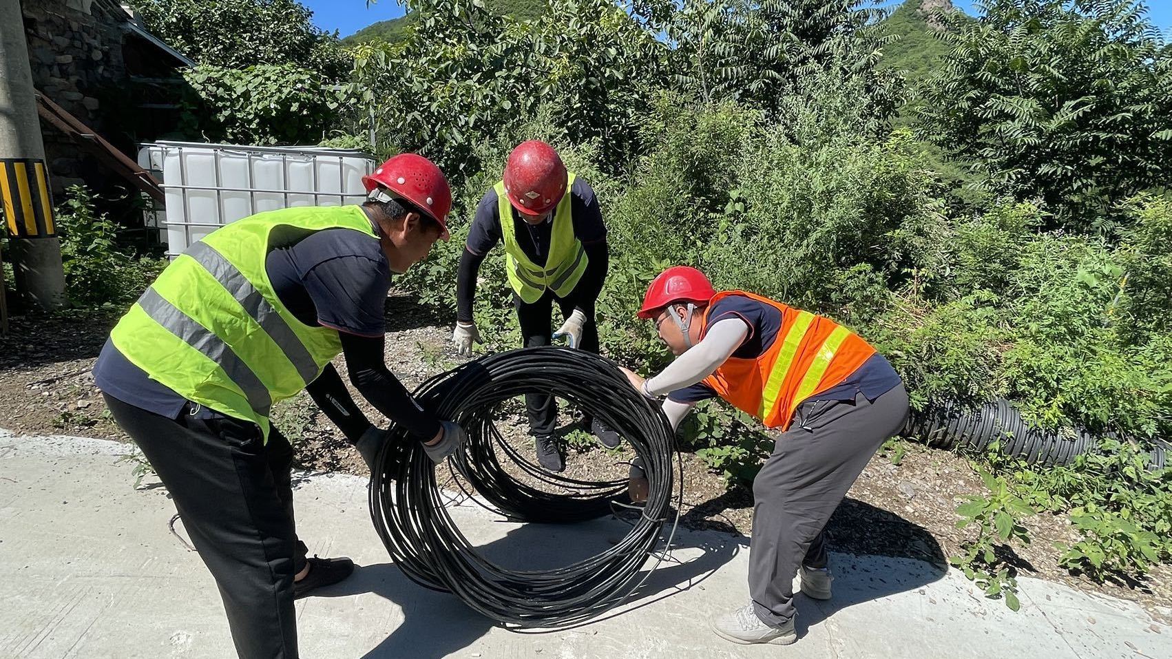 “电视看上了,网络也通了,孩子在外面工作就放心了!” “电视看上了,网络也通了,孩子在外面工作就放心了!”