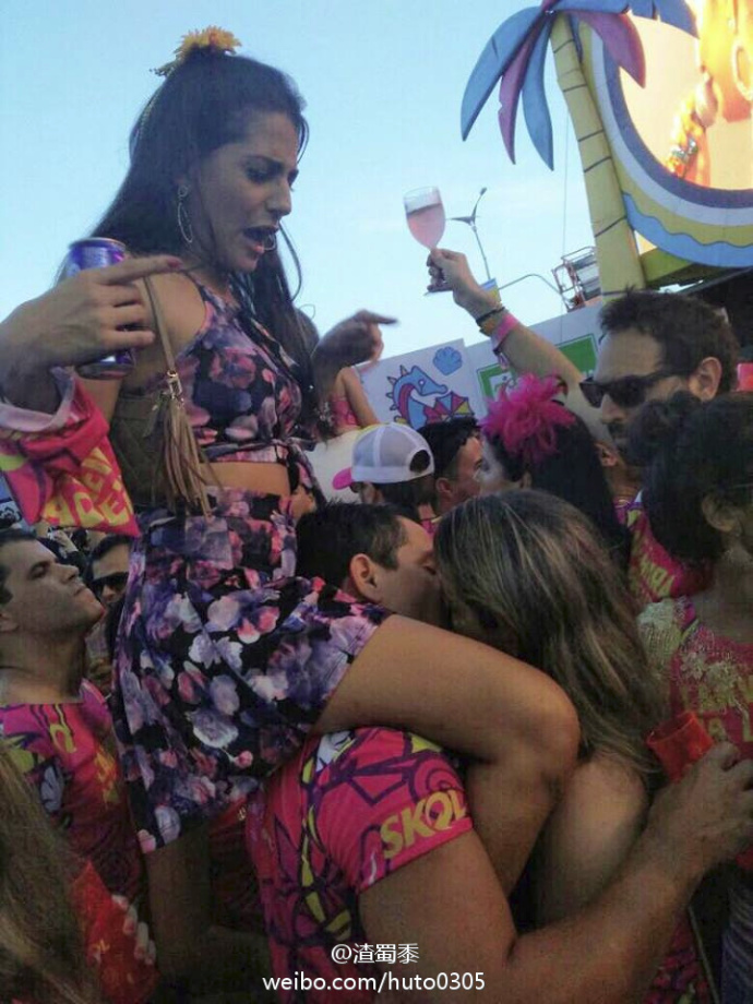 玩太嗨!男子与路人女激吻 女朋友还骑肩上 玩太嗨!男子与路人女激吻 女朋友还骑肩上