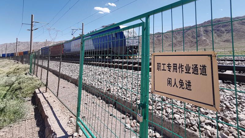 滚动丨兰新线列车撞人事故致9人遇难 上行线与下行线距离只有一米多