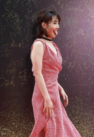 白百合一身粉色裙装出席活动,尽显优雅,下一秒