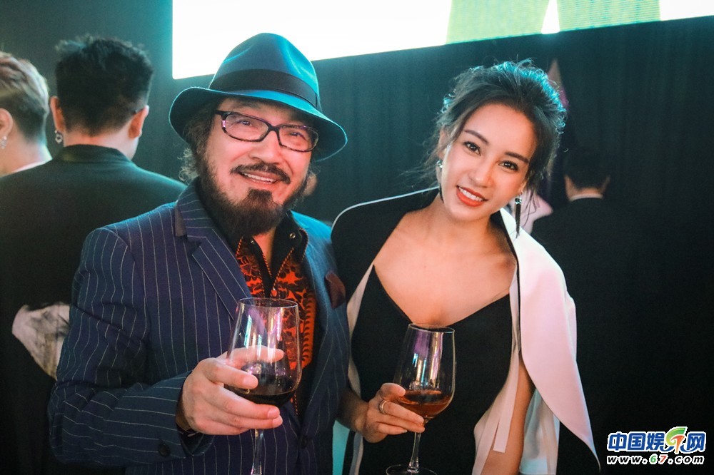 超抢镜!母其弥雅气场全开 网友:酷到没朋友