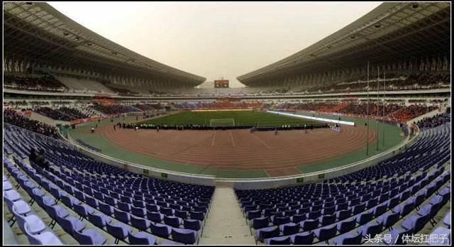 为什么中国的足球场四周都有一圈跑道?